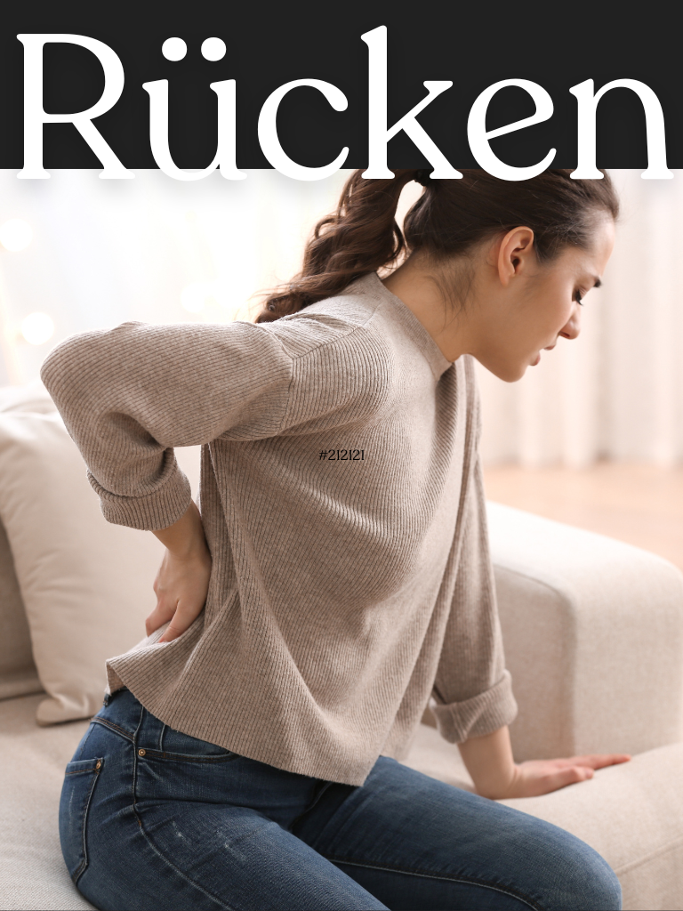 Eine Frau sitzt auf einer Couch, lehnt sich nach vorne und hält sich den unteren Rücken vor Unbehagen. Oben auf dem Bild erscheint das große Wort "Rücken".