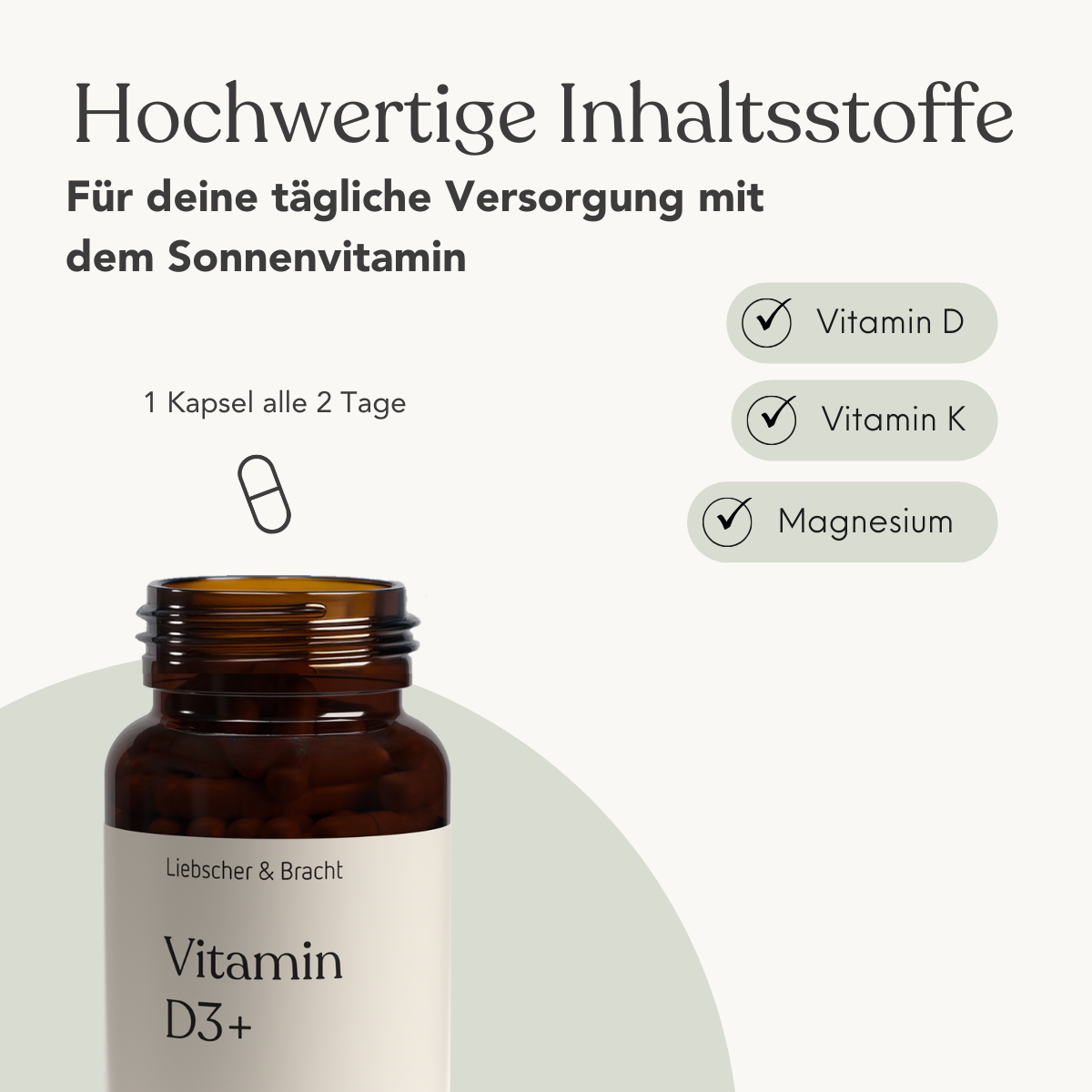 Eine braune Glasflasche mit der Aufschrift "Vitamin D3 + K2 / 2000 I.E." von Liebscher & Bracht, mit einer Kapsel darüber. Der deutsche Text hebt die tägliche Einnahme von Vitamin D3, K und Magnesium für das Immunsystem hervor und empfiehlt eine Kapsel alle zwei Tage.
