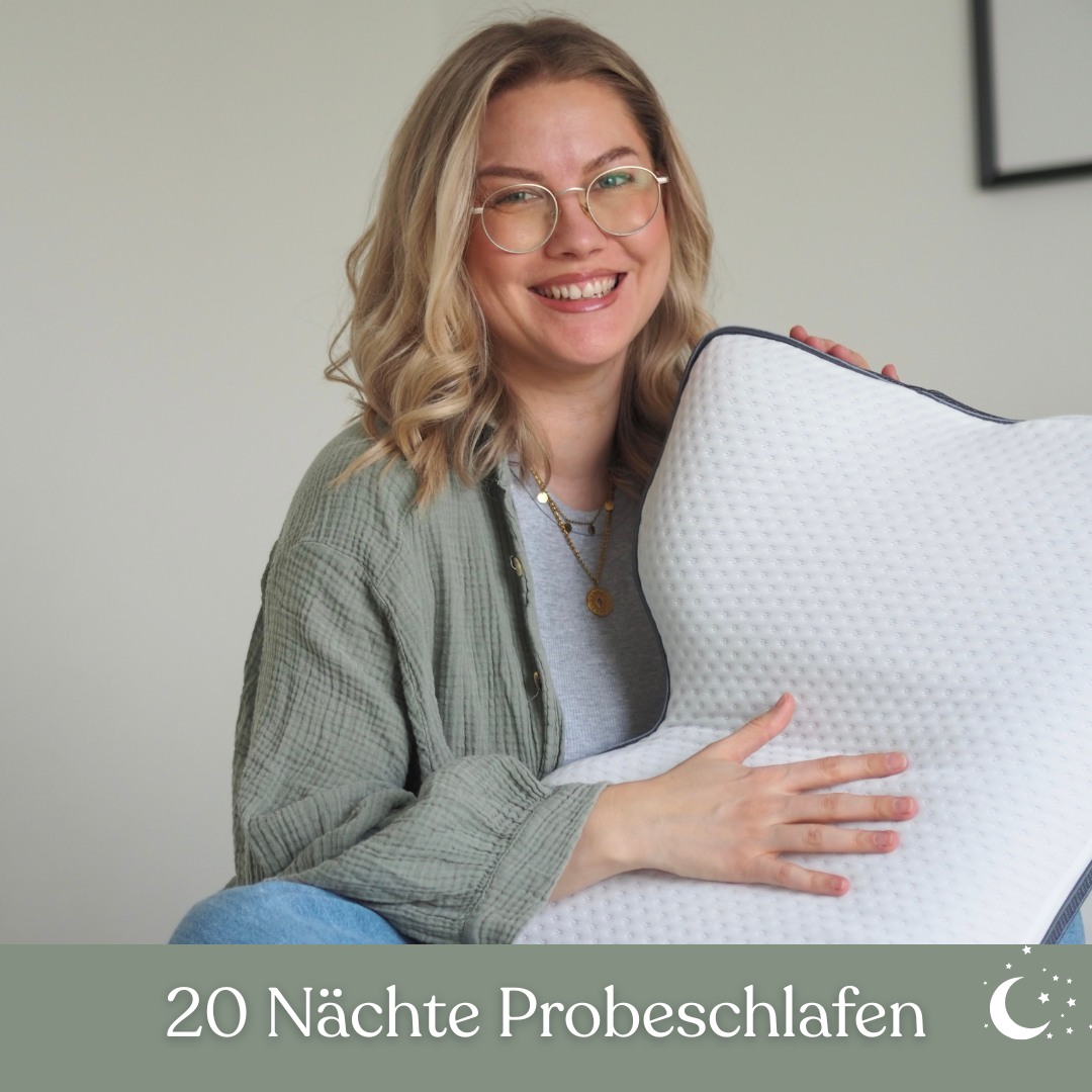 Eine lächelnde Frau mit Brille hält ein weißes Kissen. Der Text am unteren Rand lautet: "20 Nächte Probeschlafen" mit einem Halbmond- und Sternensymbol.