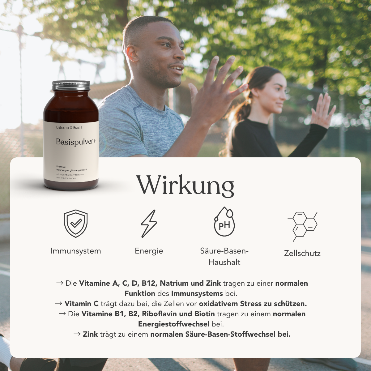 Ein lächelndes Paar joggt im Freien im Sonnenlicht. Eingeblendet sind das Liebscher & Bracht ALL IN ONE - Arthro-Paket (Pulver+Kapseln), Icons für Immunstärkung, Energie, pH-Balance, Zellen und deutsche Texte zu Gesundheitsvorteilen wie Glucosamin und Vitamine.
