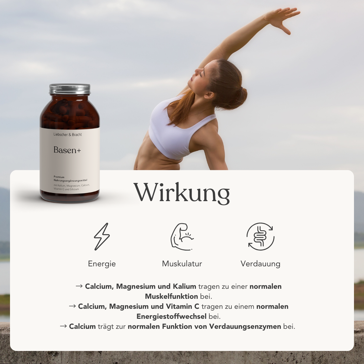 Eine Frau streckt sich im Freien mit einem Arm über Kopf. Im Vordergrund erscheint eine Liebscher & Bracht Die 3er-Kombi - Arthro Premium Vitalstoffe Flasche über einem weißen Kasten, der die Vorteile für Energie, Muskeln, Verdauung und Immunsystem stärken in Deutsch auflistet.