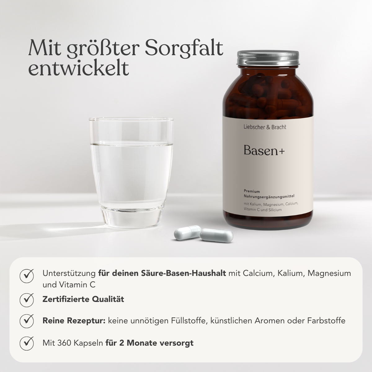 Eine Flasche mit der Aufschrift Die 3er-Kombi - Arthro Premium Vitalstoffe von Liebscher & Bracht mit braunen Kapseln steht neben einem Glas Wasser und zwei losen Kapseln, mit deutschem Text, der die Vorteile auf hellem Hintergrund hervorhebt.