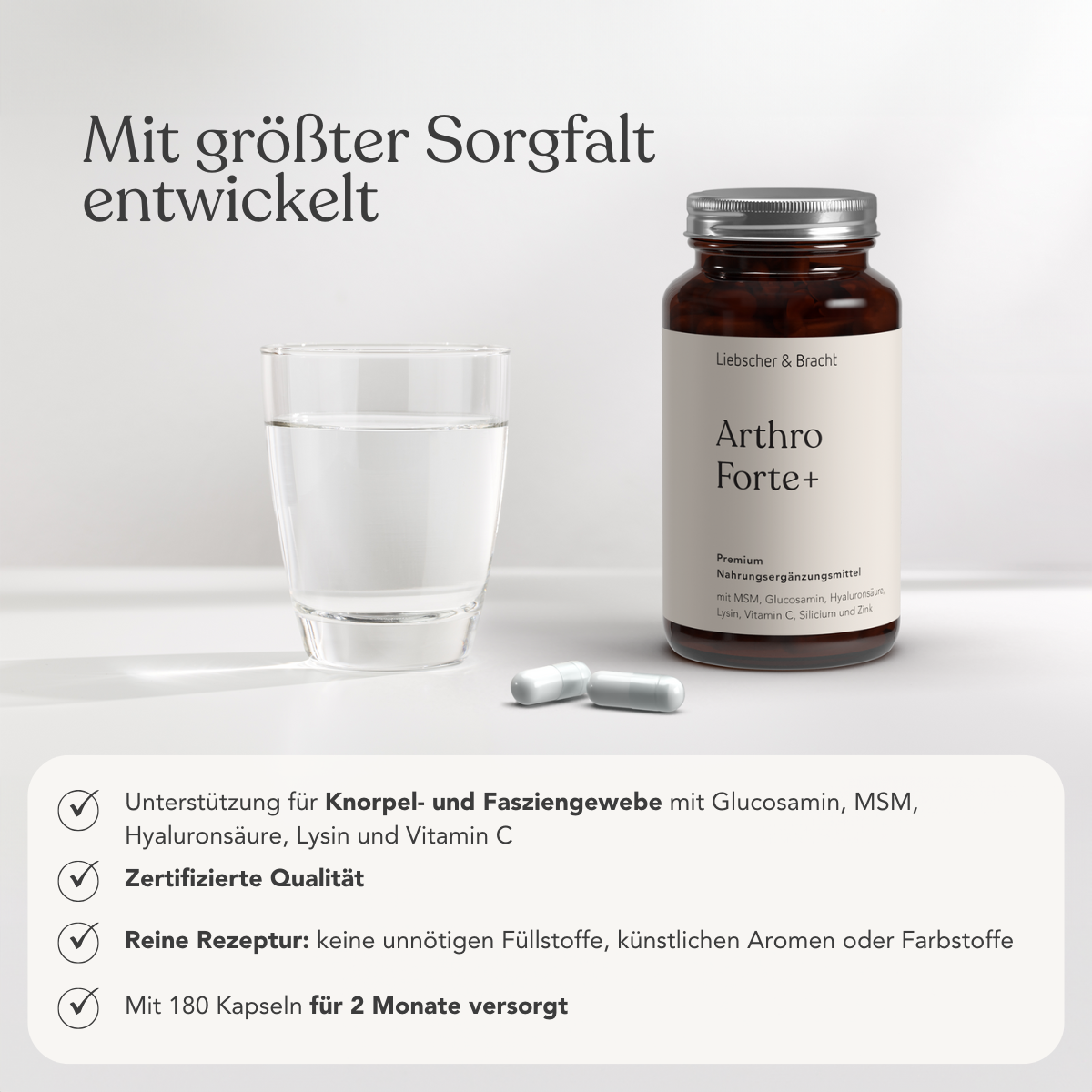 Eine braune Flasche mit der Aufschrift Liebscher & Bracht Die 3er-Kombi - Arthro Premium Vitalstoffe, zwei weiße Kapseln und ein Glas Wasser stehen auf einer weißen Fläche. Auf der linken Seite erscheinen deutsche Informationen wie "Immunsystem stärken" und eine Checkliste.