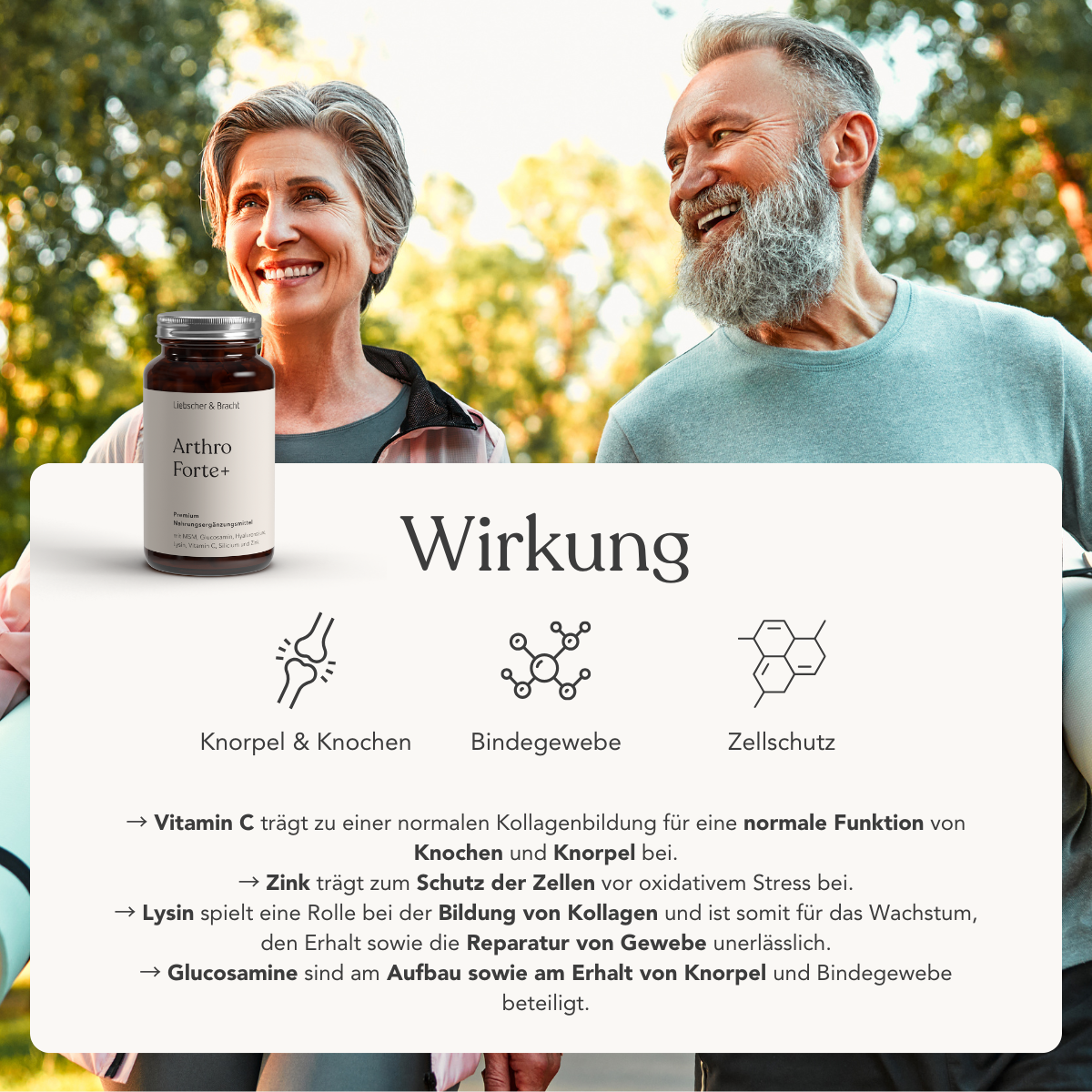 Ein lächelndes älteres Paar in Sportkleidung steht mit Yogamatten im Freien. Vorne wirbt eine Liebscher & Bracht Die 3er-Kombi - Arthro Premium Vitalstoffe Flasche für die Unterstützung von Gelenken, Bindegewebe, Zellen und Immunsystem.