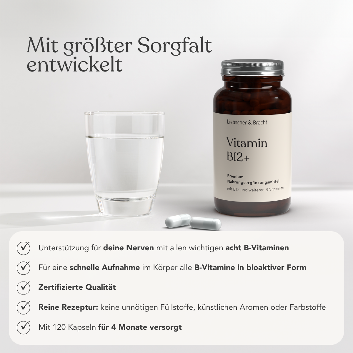 Ein Glas Wasser, eine Flasche mit der Aufschrift Liebscher & Bracht Vitamin B12+ für 4 Monate und zwei weiße Kapseln stehen auf einer weißen Fläche. Der Text hebt die vegane Formel, den hohen Gehalt an B-Vitaminen, die Unterstützung des Immunsystems und die Versorgung für 4 Monate hervor.