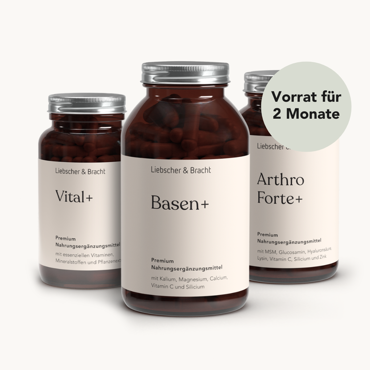Drei braune Flaschen mit der Aufschrift Liebscher & Bracht ALL IN ONE - Arthro-Paket (Kapseln) mit silbernen Verschlüssen und einem runden Etikett "Vorrat für 2 Monate". Diese vegane Premium Vitalstoff Kombination ist auf weißem Hintergrund abgebildet.