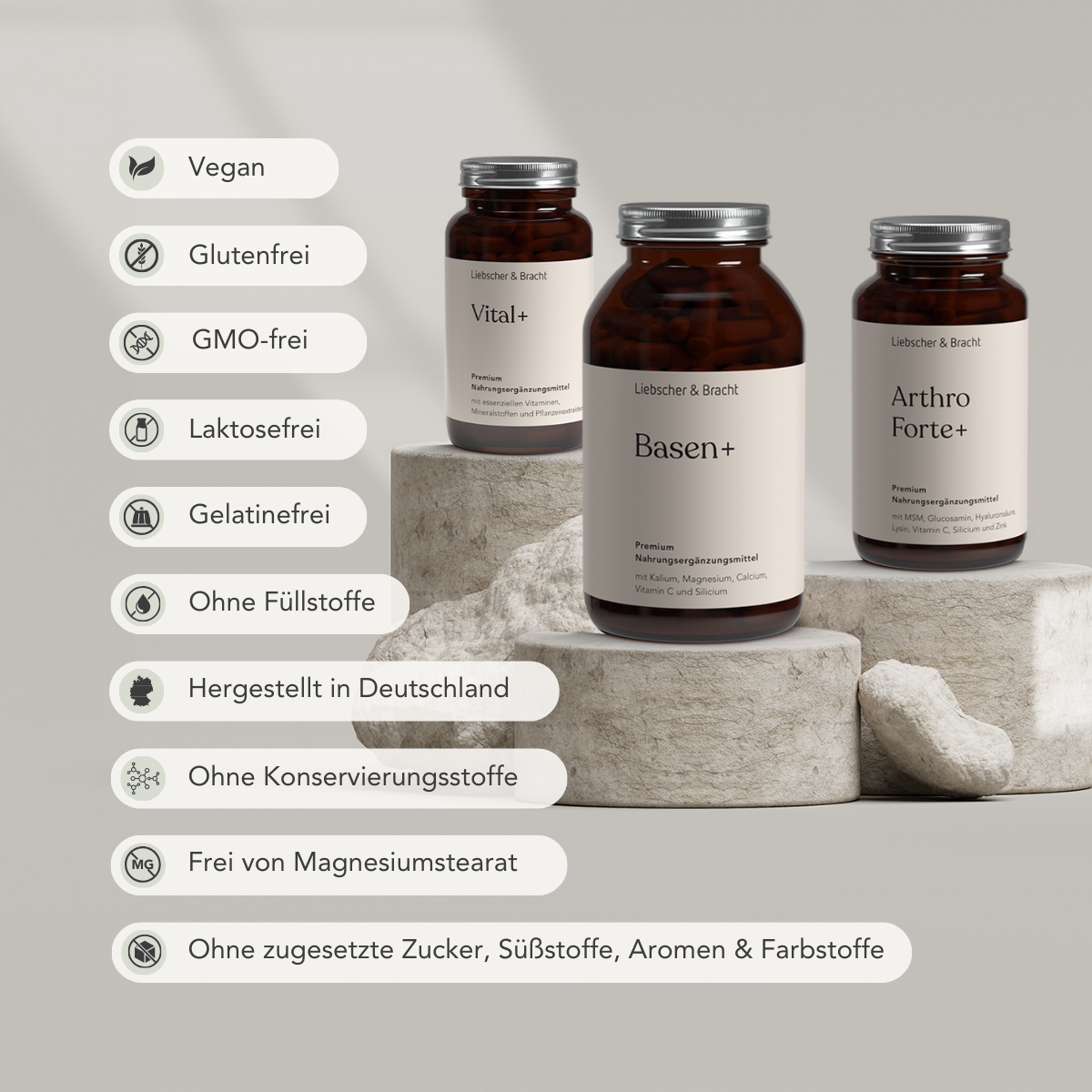 Drei Flaschen Die 3er-Kombi - Arthro Premium Vitalstoffe von Liebscher & Bracht mit MSM und Glucosamin stehen auf steinernen Podesten. Icons weisen auf die Vorteile von vegan, glutenfrei, laktosefrei und ohne Zusatzstoffe hin.