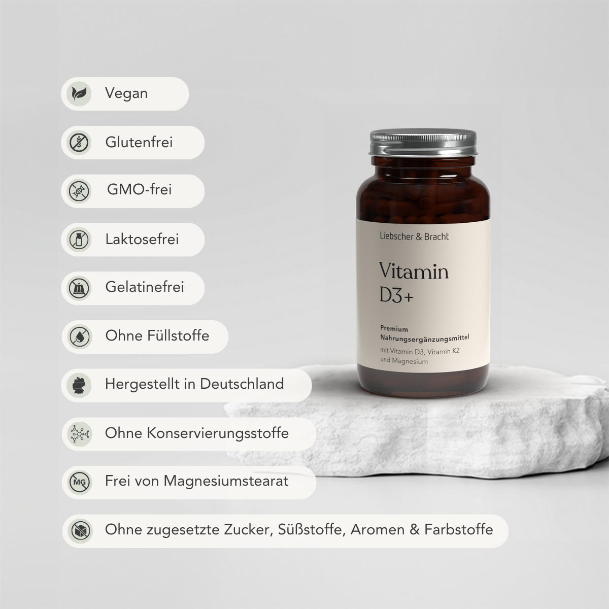 Eine braune Flasche von Liebscher & Bracht Vitamin D3 + K2 / 2000 I.E. steht auf einer weißen Platte. Die Symbole zeigen, dass es vegan und glutenfrei ist und keine Füll-, Konservierungs- oder Zusatzstoffe enthält - und das Immunsystem durch Vitamin D3 und Magnesium unterstützt. Hergestellt in Deutschland.