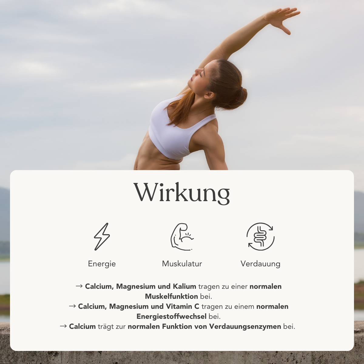 Eine Frau in Sportkleidung streckt sich im Freien, einen Arm erhoben, über einer Schachtel mit der Aufschrift