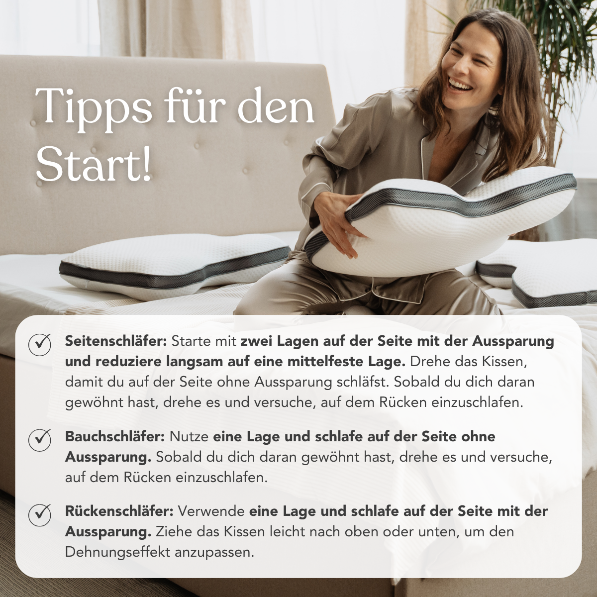 Eine lächelnde Frau im Pyjama sitzt auf einem Bett und hält ein Kissen. Neben ihr liegt ein weiß-graues Liebscher & Bracht Kissen. Der deutsche Text "Tipps für den Start!" bietet Schlaftipps für den Rücken und verschiedene Positionen.