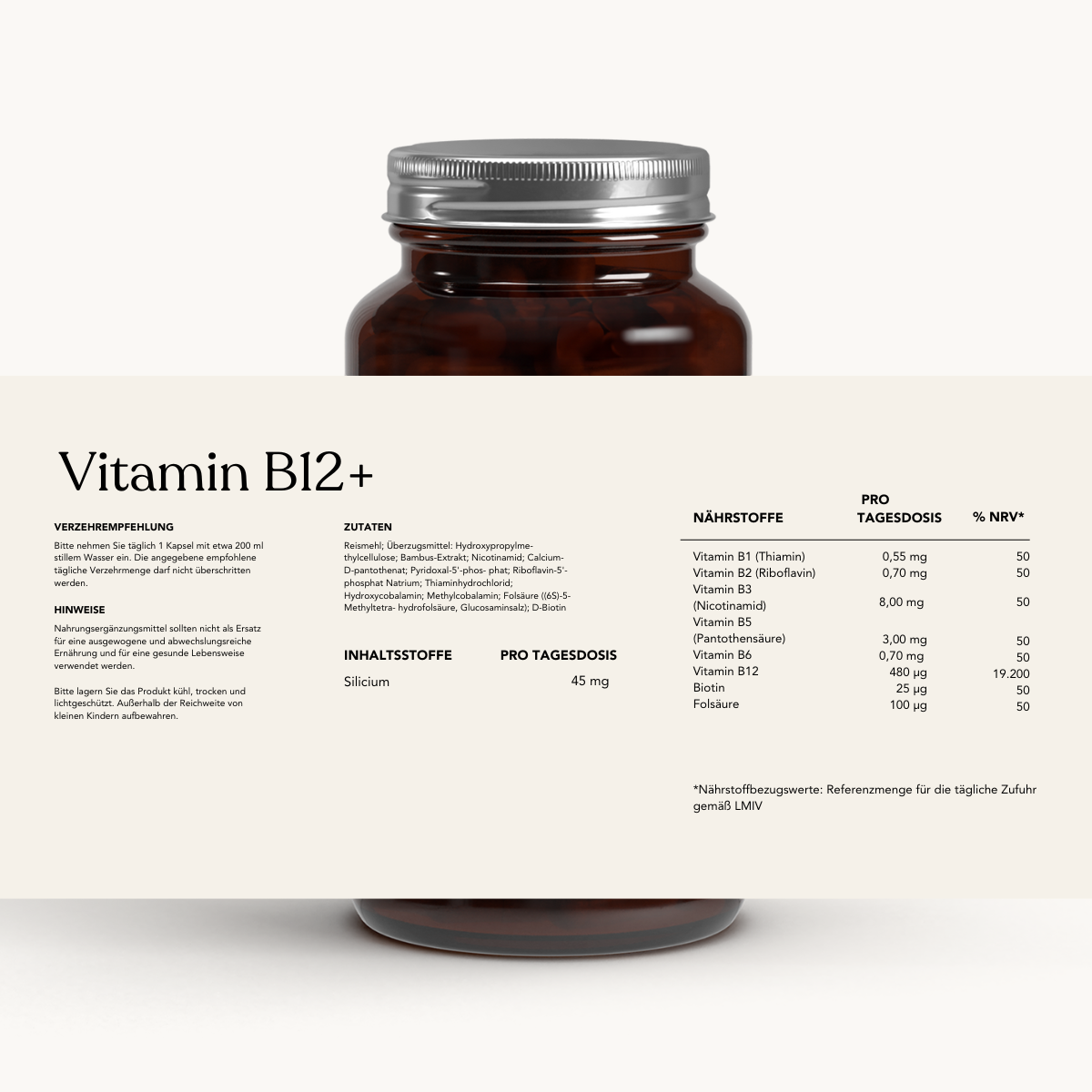 Hinter dem Etikett "Vitamin B12+ für 4 Monate" von Liebscher & Bracht mit deutschen Angaben zu Inhaltsstoffen, B-Vitaminen, Nährwerten, Dosierung und Produktdetails ist eine braune Glasflasche mit silbernem Deckel teilweise sichtbar.