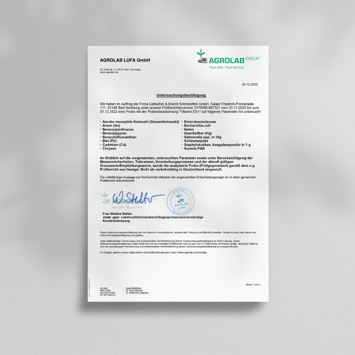 Ein Laborzertifikat in deutscher Sprache von AGROLAB GROUP, datiert vom 21.02.2023, für Liebscher & Bracht Vitamin D3 + K2 / 2000 I.E., mit Magnesium-Ergebnissen mit Logos, Unterschriften und Stempeln auf weißem Papier vor hellgrauem Hintergrund.
