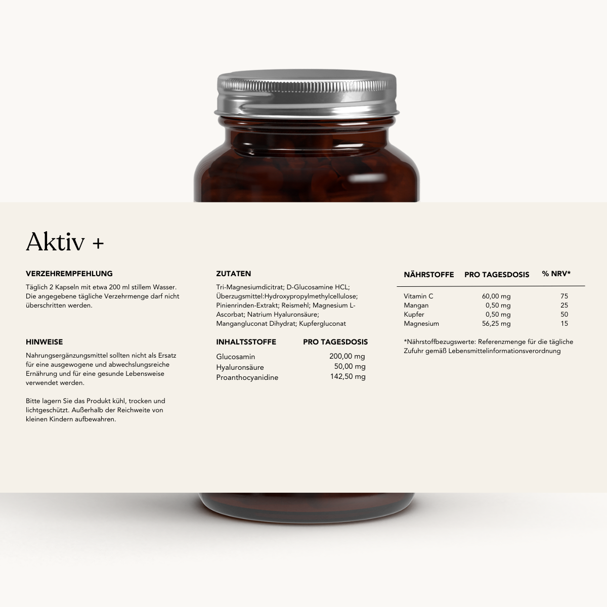 Eine braune Nahrungsergänzungsflasche mit silbernem Verschluss steht hinter einem deutschen Etikett mit Angaben zu Dosierung, Inhaltsstoffen, Nährwerten und Warnhinweisen für das vegane Produkt "Aktiv+ für 2 Monate" von Liebscher & Bracht.