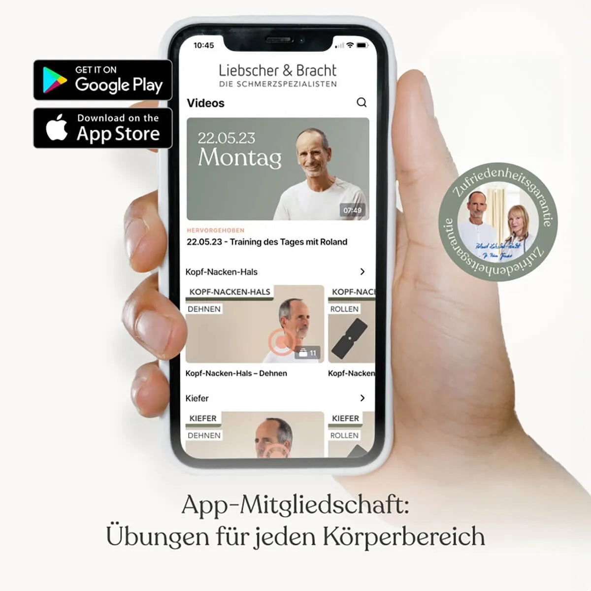 Eine Hand hält ein Smartphone, auf dem die Liebscher & Bracht-App mit Übungsvideos angezeigt wird. App-Store-Buttons sind abgebildet, und in der Ecke steht Zufriedenheitsgarantie. Der Text darunter wirbt für Übungen für alle Körperbereiche.