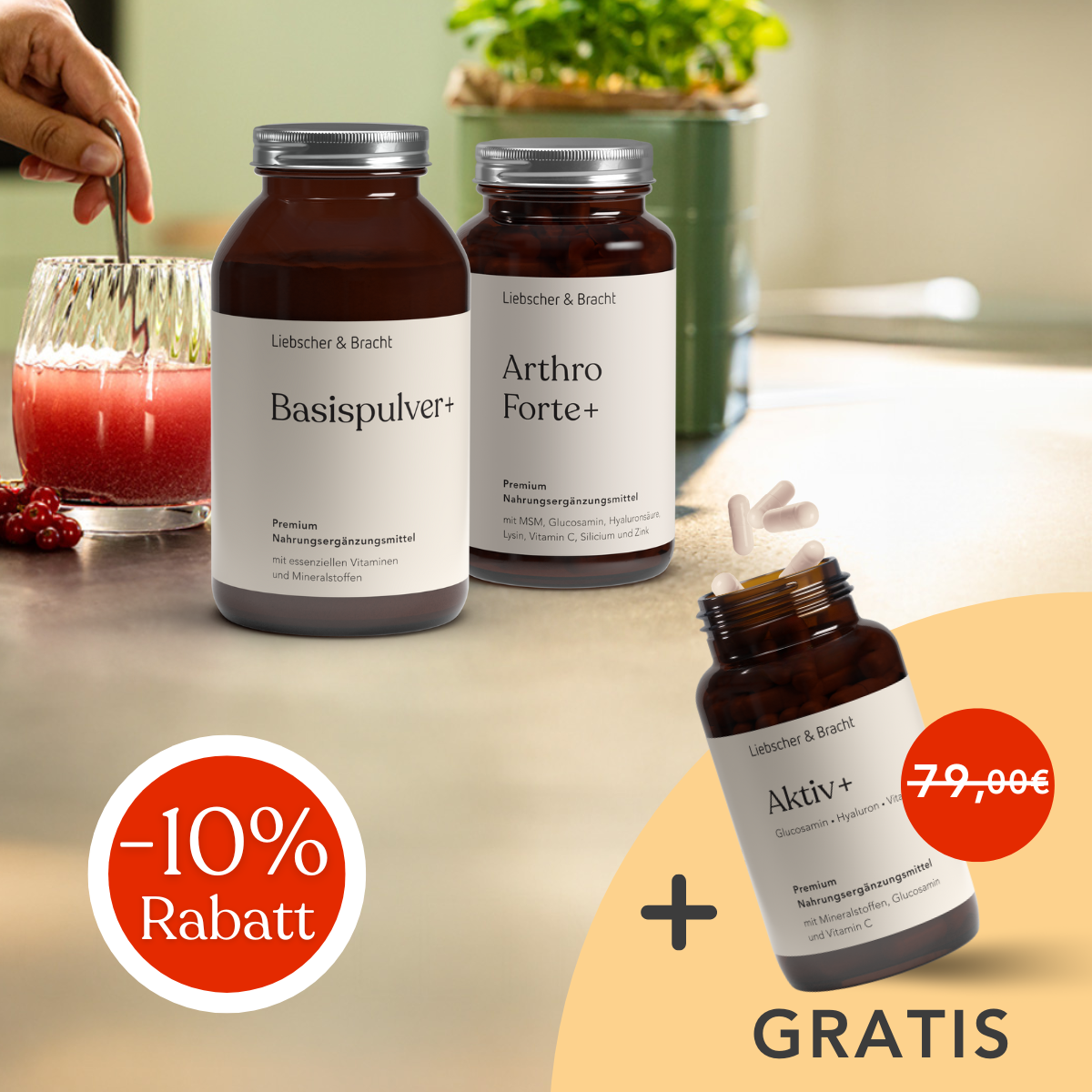 Drei Liebscher & Bracht ALL IN ONE - Arthro-Paket (Pulver+Kapseln) Flaschen stehen auf einem Tisch; eine ist gekippt, die Kapseln laufen aus und sind als frei gekennzeichnet. Eine -10% Rabatt-Plakette ist angebracht.