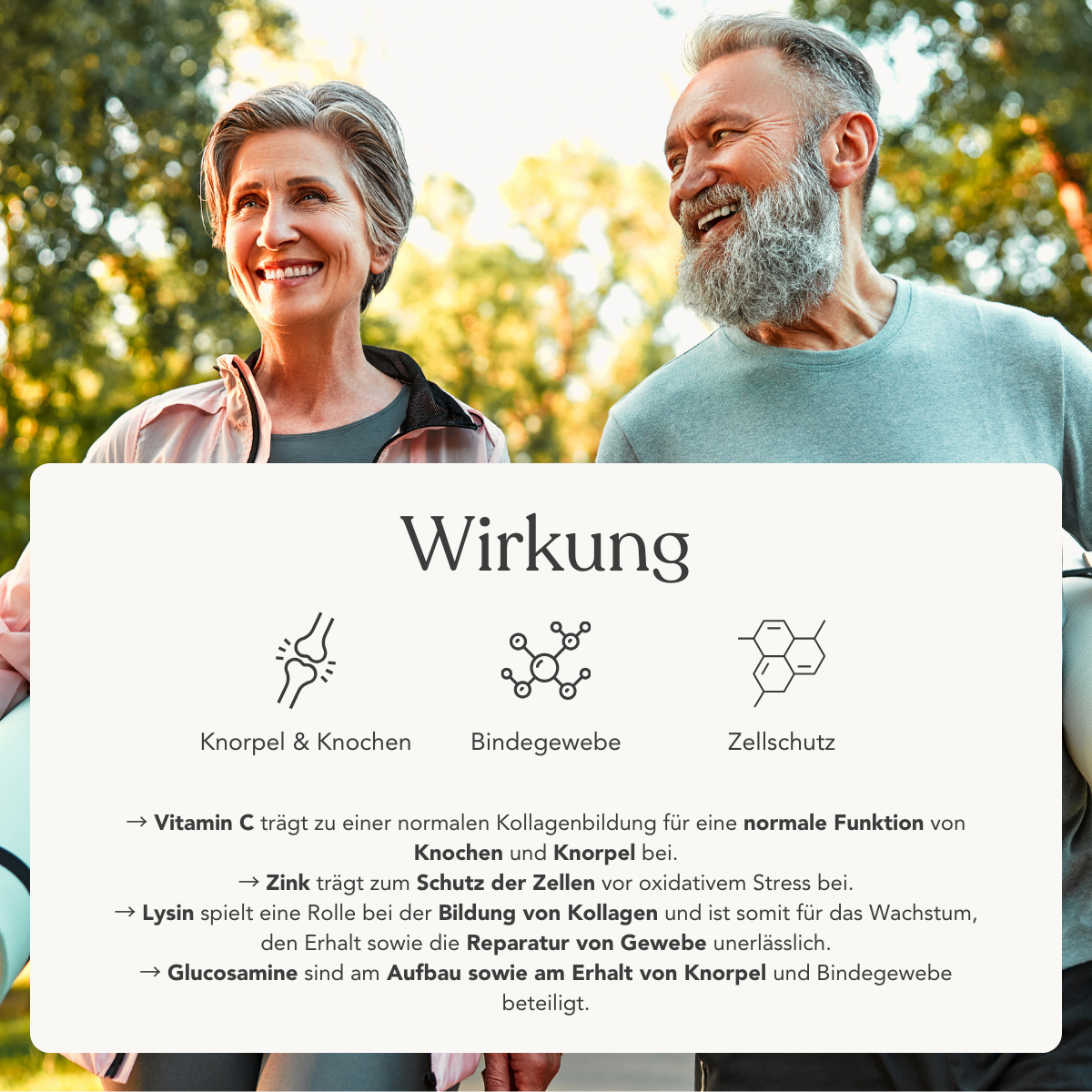 Ein lächelndes älteres Paar hält eine Yogamatte im Freien. Darunter hebt eine weiße Box hervor, wie Liebscher & Bracht Arthro Forte+ für 2 Monate Gelenke, Knochen, Bindegewebe und Zellschutz mit veganen Nährstoffen wie Vitamin C und Zink unterstützt.