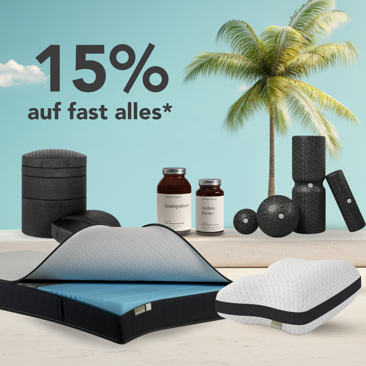 Fitness- und Wellnessprodukte, darunter Schaumstoffrollen, Nahrungsergänzungsmittel, eine Matratze und ein Kissen, sind im Freien mit einer Palme und blauem Himmel ausgestellt. Der Text lautet 15% auf fast alles*.