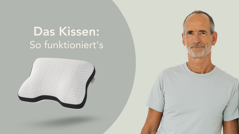 Ein lächelnder älterer Mann steht neben einem weißen ergonomischen Kissen mit schwarzen Rändern auf einem hellen Hintergrund. Der deutsche Text lautet: Das Kissen: So funktionierts.