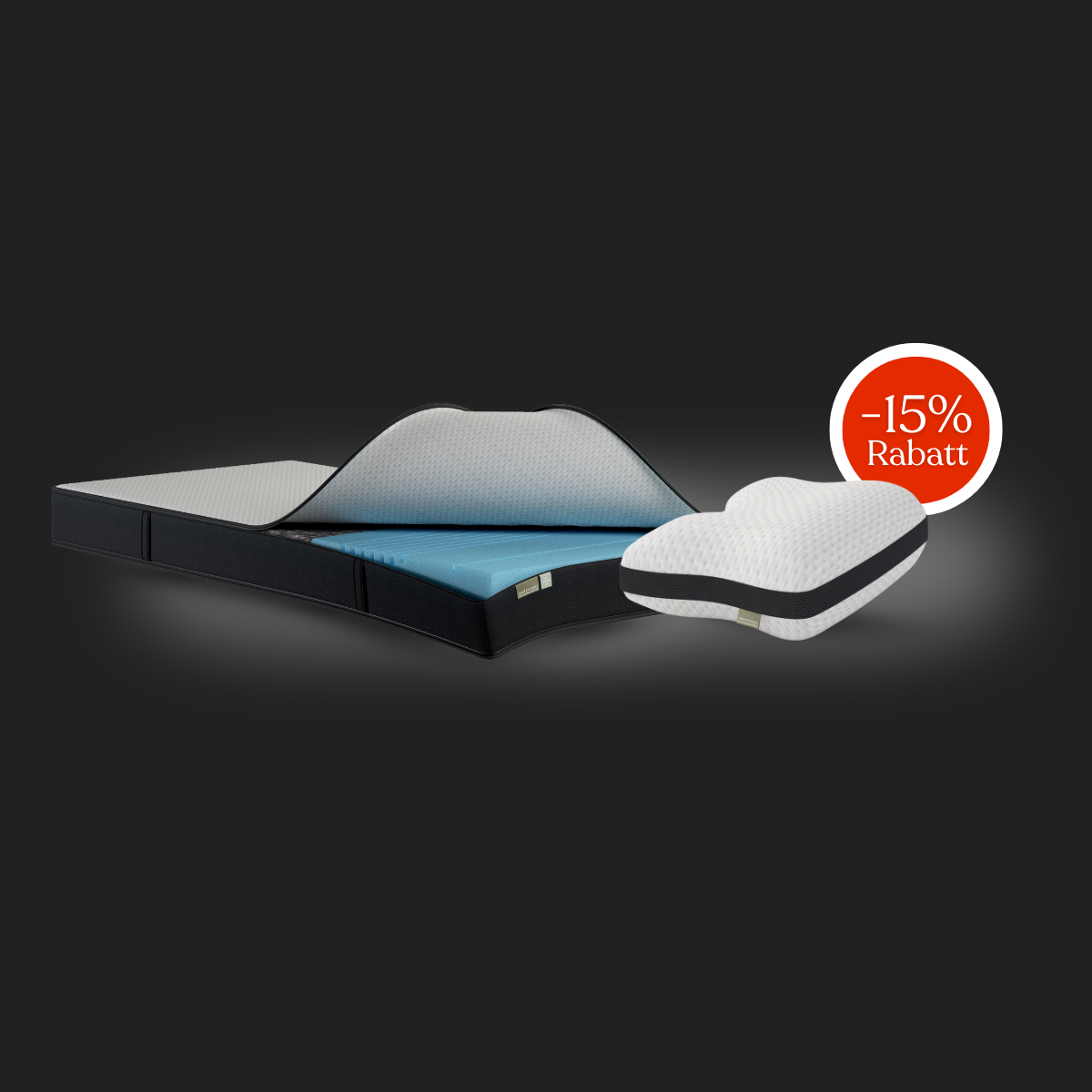 Eine Matratze mit einem teilweise geöffneten Bezug, der blauen Schaumstoff im Inneren offenbart, zusammen mit einem passenden Kissen. Ein rotes, kreisförmiges Etikett mit der Aufschrift "-15% Rabatt" auf dunklem Hintergrund weist auf einen Rabatt von 15% hin.