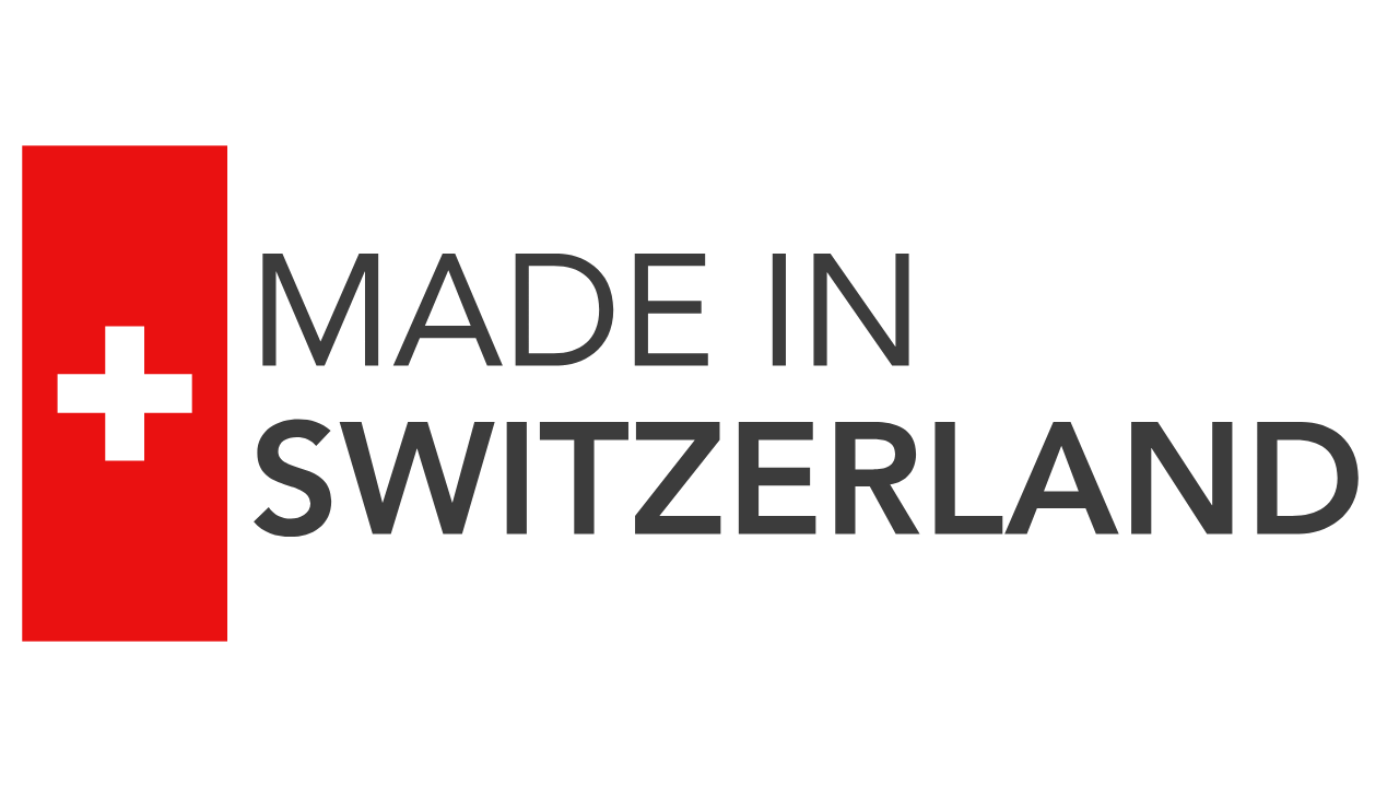 Das Bild zeigt ein rotes vertikales Rechteck mit einem weißen Kreuz, das die Schweizer Flagge symbolisiert, neben dem fetten schwarzen Text MADE IN SWITZERLAND auf einem transparenten Hintergrund.