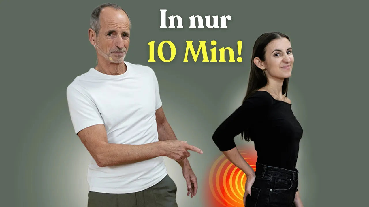 Ein älterer Mann in einem weißen Hemd zeigt auf den unteren Rücken einer jüngeren Frau, der mit einem leuchtenden roten Kreis hervorgehoben ist. Der Text lautet In nur 10 Min! auf grauem Hintergrund.