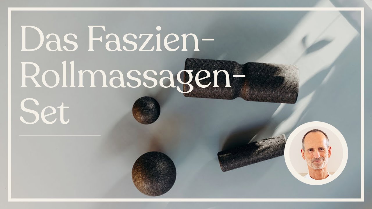 Draufsicht auf ein Schaumstoffrollenset (zylindrische und kugelförmige Rollen) auf einer hellen Fläche, mit deutschem Text Das Faszien-Rollmassagen-Set und einem kleinen Porträt eines Mannes in der unteren rechten Ecke.