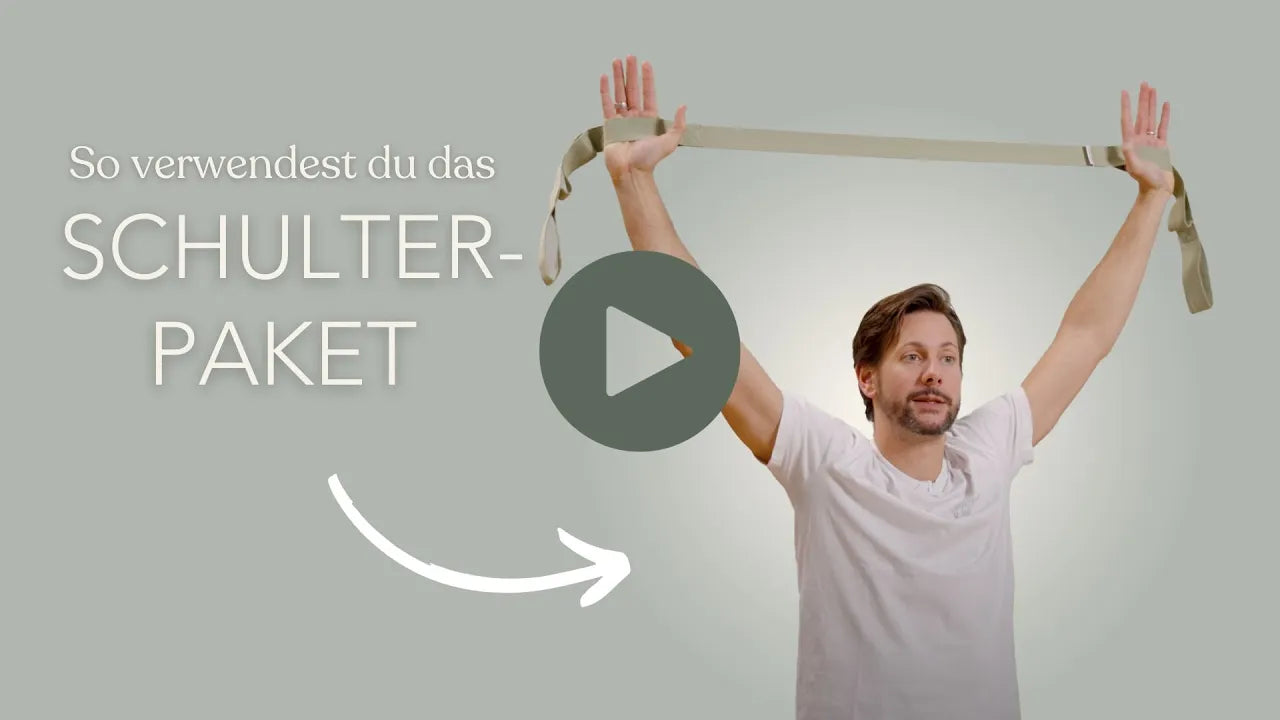Ein Mann in einem weißen Hemd hebt seine Arme über den Kopf und hält ein Band. Der Text lautet: So verwendest du das SCHULTER-PAKET. Ein weißer Pfeil zeigt auf ihn, und über dem Bild erscheint das Symbol einer Wiedergabetaste.