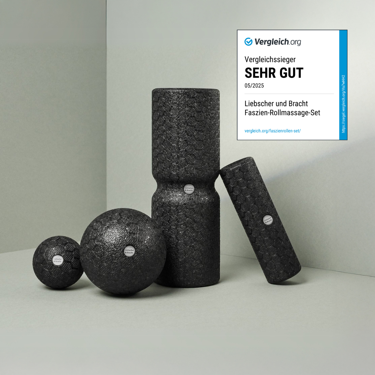 Ein Set aus vier schwarz strukturierten Liebscher & Bracht Faszien-Rollmassage-Set Elementen ist auf einer grauen Oberfläche angeordnet. Ein Zertifikat von Vergleich.org in der oberen rechten Ecke vergibt das Prädikat "Sehr gut" für Entspannung und verbesserte Beweglichkeit.