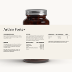 Eine braune Glasflasche mit silbernem Deckel steht hinter dem Etikett Die 3er-Kombi - Arthro Premium Vitalstoffe von Liebscher & Bracht, auf dem Inhaltsstoffe, Dosierung, Nährwerte und Anwendungshinweise in deutscher Sprache auf einem cremefarbenen Hintergrund angegeben sind.