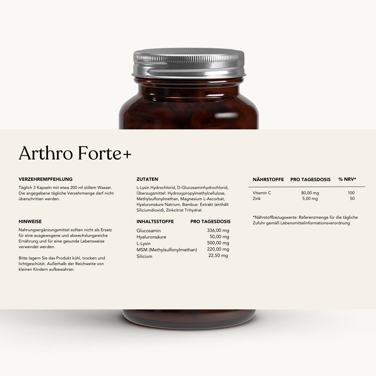 Eine braune Glasflasche mit silbernem Deckel steht hinter dem Etikett Die 3er-Kombi - Arthro Premium Vitalstoffe von Liebscher & Bracht, auf dem Inhaltsstoffe, Dosierung, Nährwerte und Anwendungshinweise in deutscher Sprache auf einem cremefarbenen Hintergrund angegeben sind.