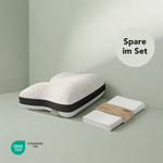 Das Liebscher & Bracht Kissen + Kissenbezüge Set ist auf einer hellgrünen Fläche abgebildet, auf der ein rundes "Spare im Set" Etikett und das OEKO-TEX STANDARD 100 Logo sichtbar sind. Das Set besteht aus einem konturierten Kopfkissen und passenden weißen Kissenbezügen.
