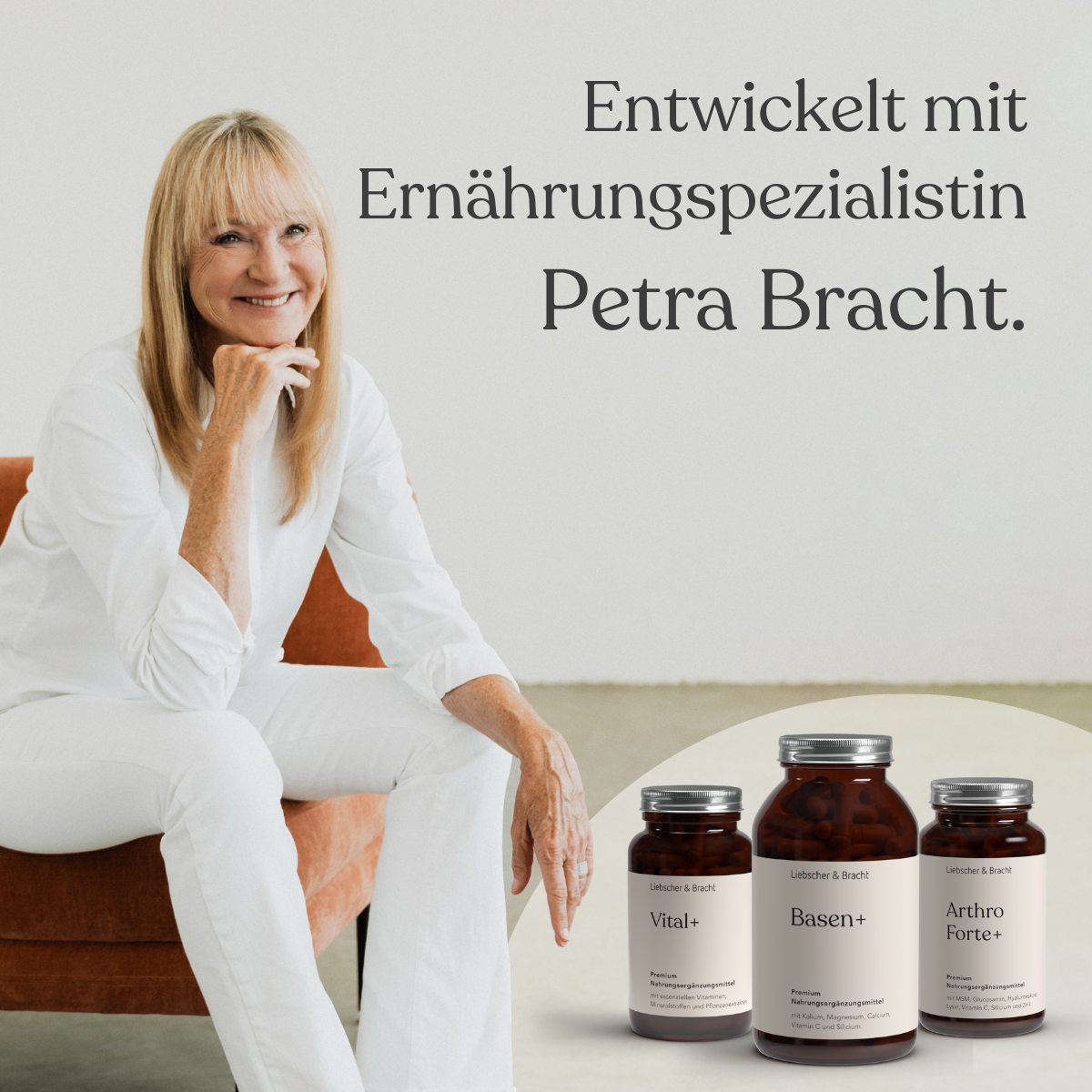 Eine lächelnde Frau in Weiß sitzt auf einem orangefarbenen Stuhl. Der Text lautet "Entwickelt mit Ernährungsspezialistin Petra Bracht". Auf der Vorderseite sind drei Flaschen Die 3er-Kombi - Arthro Premium Vitalstoffe von Liebscher & Bracht abgebildet.