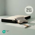 Das Liebscher & Bracht Schlafsystem: Matratze + Kissen + Kissenbezüge wird in einem hellen, minimalistischen Raum gezeigt. Ein kreisförmiges Etikett mit der Aufschrift "Spare im Set" und das Logo der OEKO-TEX Standard 100 Zertifizierung sind in der Ecke zu sehen.