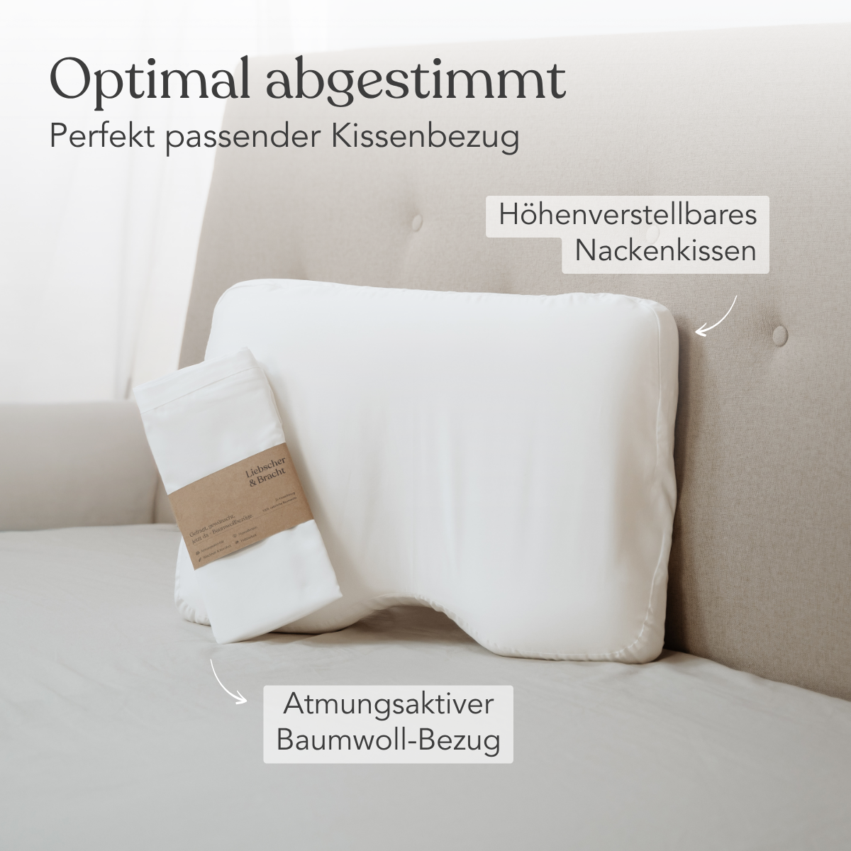 Das Liebscher & Bracht Kissen + Kissenbezüge Set mit einem ergonomischen, höhenverstellbaren Kissen und einem atmungsaktiven Baumwollbezug liegt auf einem beigen Sofa. Deutsche Labels unterstreichen die perfekte Passform und optimale Abstimmung von Kissen und Bezug.