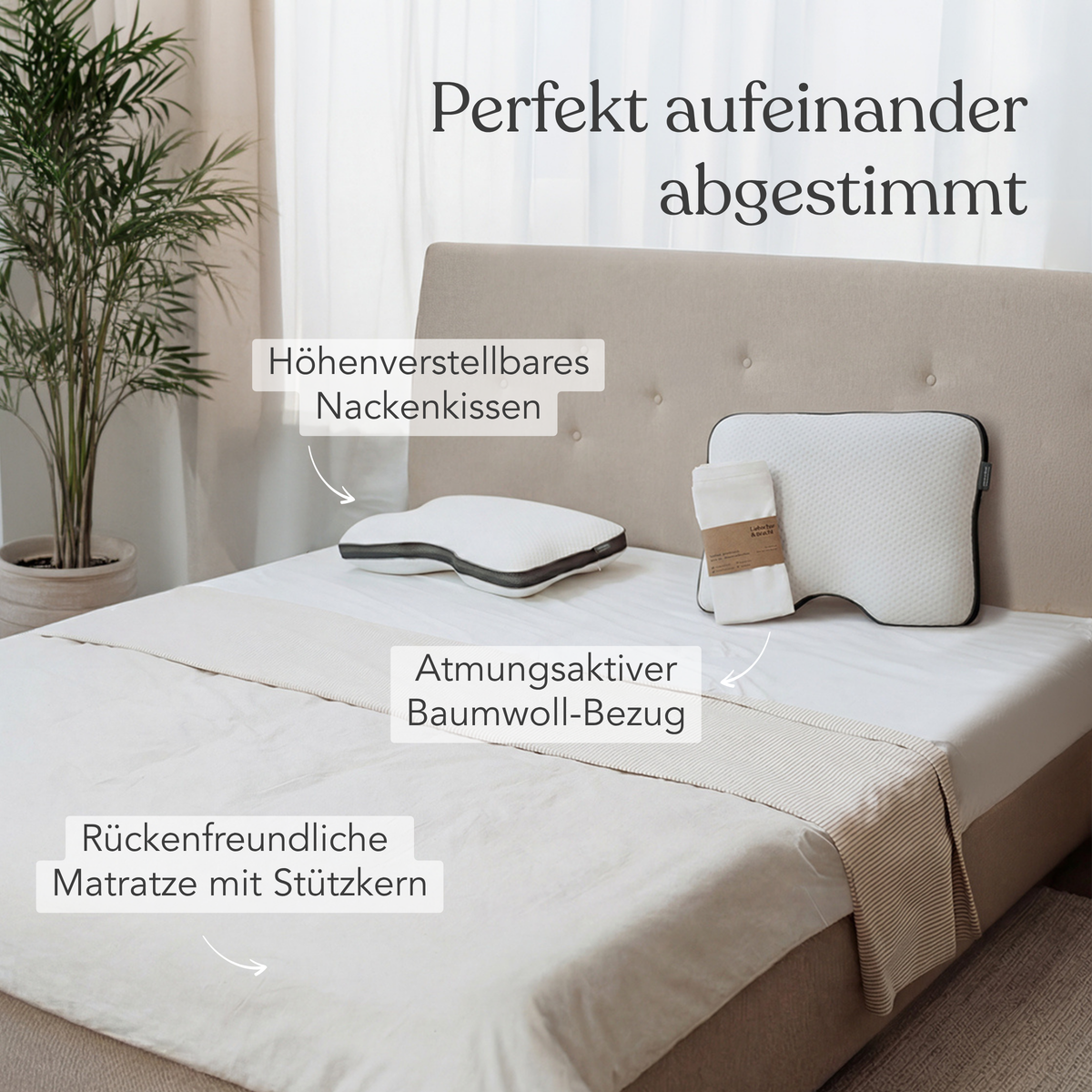 In einem modernen Schlafzimmer wird das Liebscher & Bracht Schlafsystem präsentiert: Matratze + Kissen + Kissenbezüge, mit einer ergonomischen Matratze, einem verstellbaren Nackenkissen und einem atmungsaktiven Bezug mit deutschen Etiketten. Im Hintergrund sind eine Pflanze und ein beiges Kopfteil zu sehen.