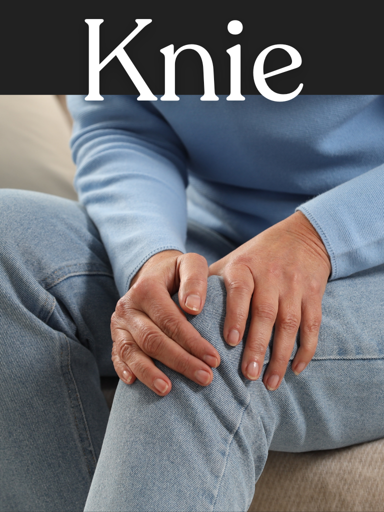Eine Person in einem blauen Pullover und Jeans hält sich mit beiden Händen das Knie, was auf Knieschmerzen hindeutet. Oben auf dem Bild steht das deutsche Wort Knie (Knie).