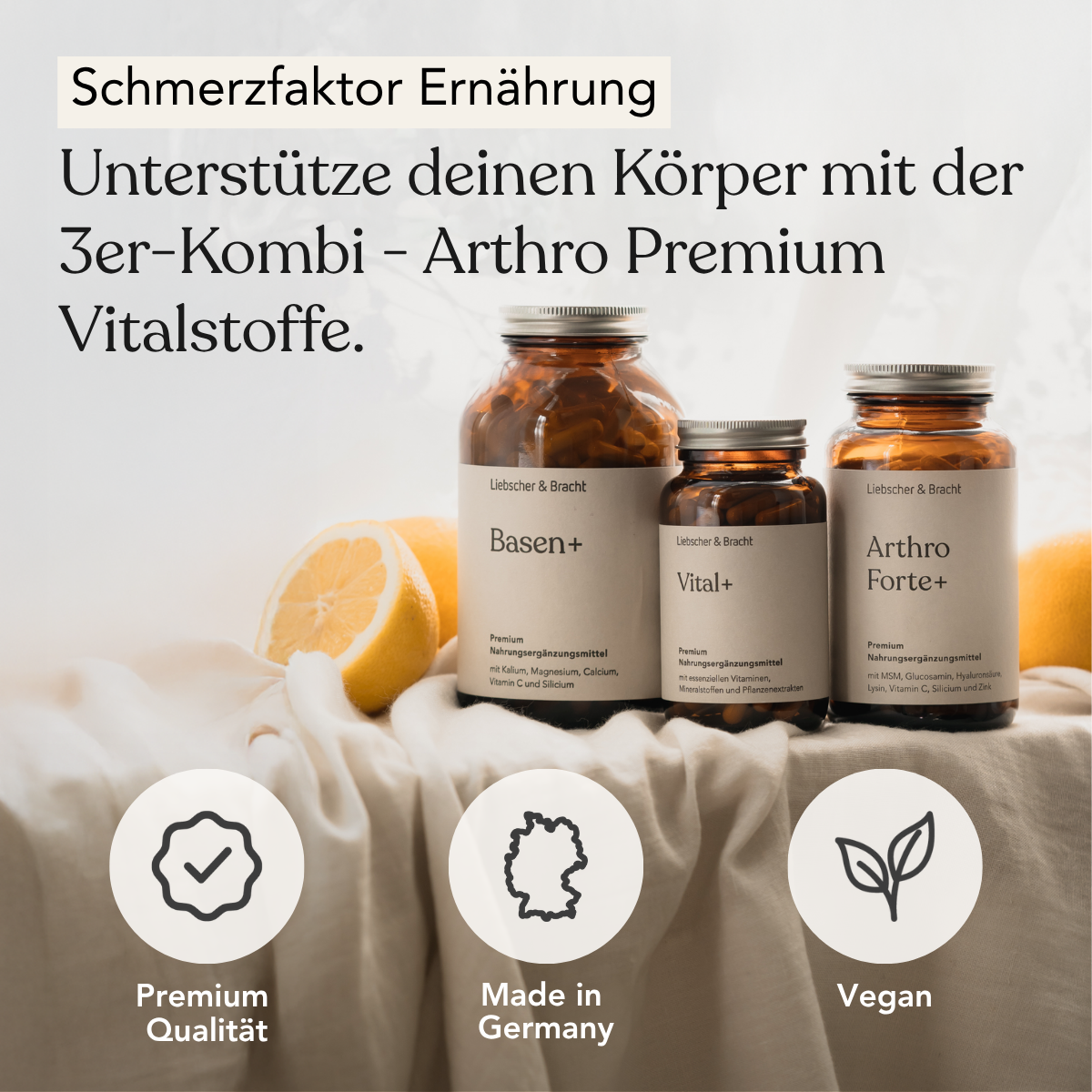 Drei braune Liebscher & Bracht-Flaschen - Die 3er-Kombi Arthro Premium Vitalstoffe - stehen mit Zitronen und Stoff und werben für hochwertige, vegane Rezepturen, made in Germany. Arthro Forte+ enthält Glucosamin und Hyaluronsäure.