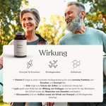 Ein lächelndes älteres Paar in Sportkleidung trägt draußen Yogamatten. Davor steht eine Flasche Liebscher & Bracht ALL IN ONE - Arthro-Paket (Pulver+Kapseln) mit einer weißen Schachtel, auf der die veganen Vorteile für Gelenke, Knochen und Zellschutz in deutscher Sprache aufgeführt sind.