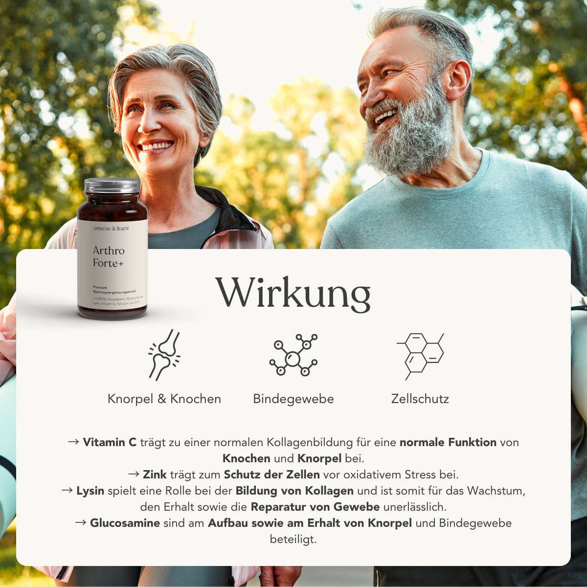 Ein lächelndes älteres Paar in Sportkleidung trägt draußen Yogamatten. Davor steht eine Flasche Liebscher & Bracht ALL IN ONE - Arthro-Paket (Pulver+Kapseln) mit einer weißen Schachtel, auf der die veganen Vorteile für Gelenke, Knochen und Zellschutz in deutscher Sprache aufgeführt sind.