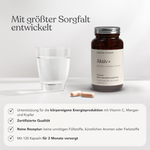 Eine braune Flasche von Liebscher & Bracht Aktiv+ für 2 Monate steht neben einem Glas Wasser und zwei Kapseln. Der deutsche Text mit Häkchen hebt Qualität, Reinheit, Vitamin C-Unterstützung, Energievorteile, vegane Formel und umweltfreundliche Verpackung hervor.