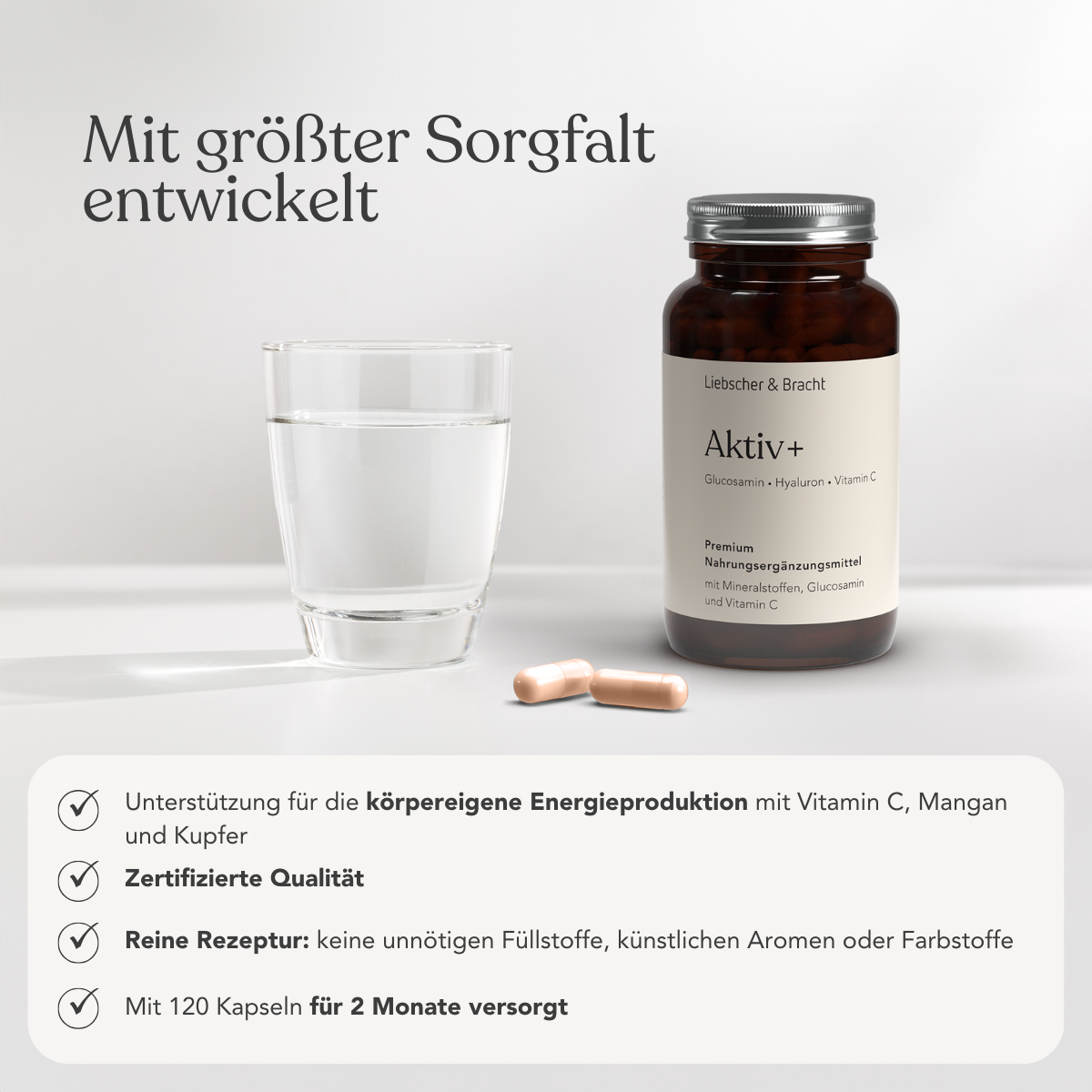 Eine braune Flasche von Liebscher & Bracht Aktiv+ für 2 Monate steht neben einem Glas Wasser und zwei Kapseln. Der deutsche Text mit Häkchen hebt Qualität, Reinheit, Vitamin C-Unterstützung, Energievorteile, vegane Formel und umweltfreundliche Verpackung hervor.