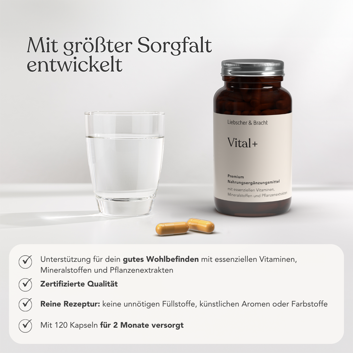 Eine braune Flasche mit der Aufschrift "Die 3er-Kombi - Arthro Premium Vitalstoffe" von Liebscher & Bracht steht neben einem Glas Wasser und zwei gelben Kapseln auf einer weißen Fläche, mit deutschem Text über die Vorteile von Glucosamin und Immunsystem stärken.