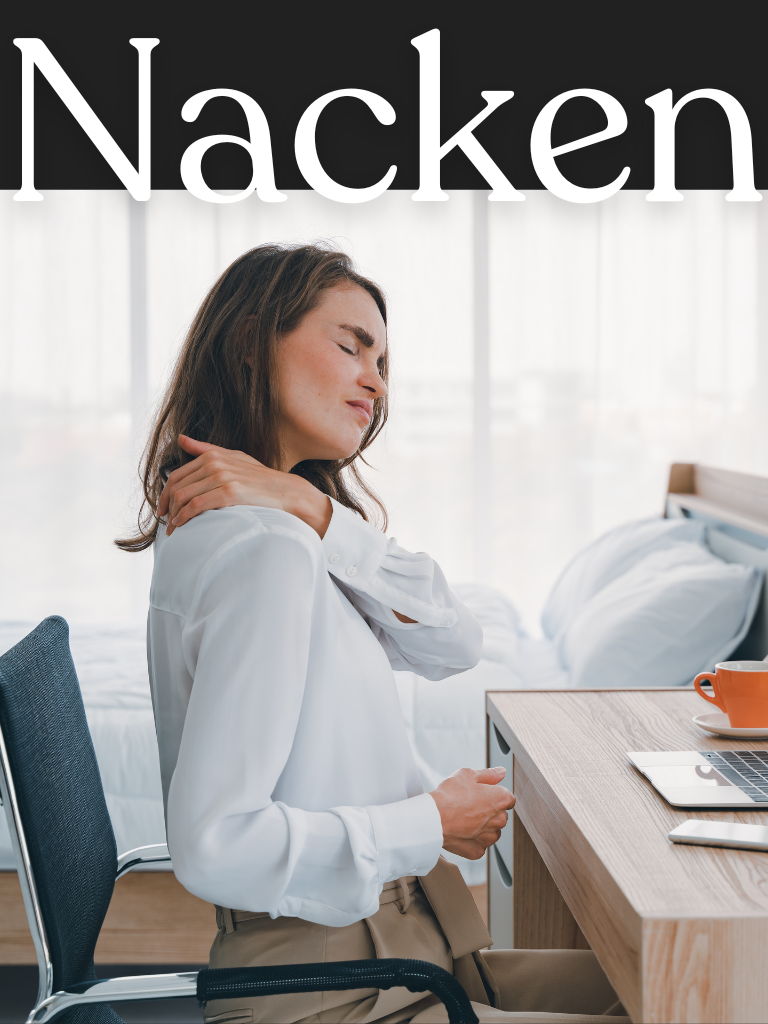 Eine Frau in einem weißen Hemd sitzt an einem Schreibtisch und hält sich den Nacken und die Schulter vor Schmerzen. Oben auf dem Bild erscheint das Wort Nacken. Im Hintergrund sind auch ein Bett und eine Kaffeetasse zu sehen.