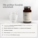 Eine braune Flasche mit der Aufschrift Q10+ für 2 Monate von Liebscher & Bracht mit Kapseln neben einem Glas Wasser. Der deutsche Text hebt Vorteile wie Energieunterstützung durch aktiviertes Ubiquinol, bessere Nährstoffaufnahme, zertifizierte Qualität und Reinheit hervor.