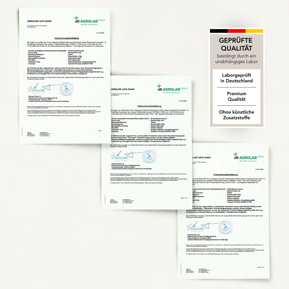 Vier amtlich anmutende Dokumente mit Liebscher & Bracht-Logos sind auf hellem Hintergrund angeordnet. Rechts daneben bestätigt ein Zertifizierungsetikett in deutscher Sprache, dass Die 3er-Kombi - Arthro Premium Vitalstoffe laborgeprüft, hochwertig und frei von Zusatzstoffen ist.