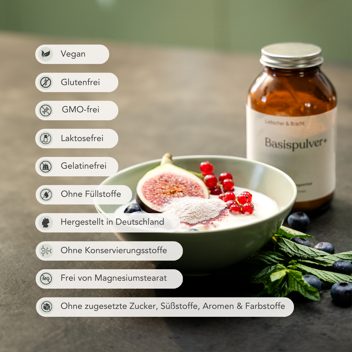 Eine Schale Joghurt mit Feigen, roten Johannisbeeren und dem vitamin- und eisenreichen ALL IN ONE - Basispulver von Liebscher & Bracht steht neben dem braunen Glas. Die Symbole zeigen, dass er vegan, glutenfrei, gentechnikfrei, laktosefrei, ohne Zuckerzusatz und ohne Zusatzstoffe ist.