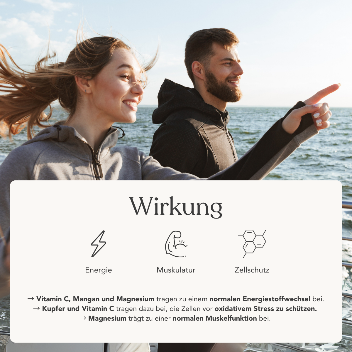 Eine Frau und ein Mann in Sportkleidung joggen an einem sonnigen Tag am Wasser. Ein Kasten mit Icons und deutschem Text zeigt die veganen Vorteile von Liebscher & Bracht Aktiv+ für 2 Monate - Vitamine und Mineralien für Energie, Muskeln und Zellschutz.