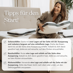 Eine lächelnde Frau im Pyjama sitzt auf einem Bett und hält ein Kissen. Neben ihr liegt ein weiß-graues Liebscher & Bracht Kissen. Der deutsche Text "Tipps für den Start!" bietet Schlaftipps für den Rücken und verschiedene Positionen.