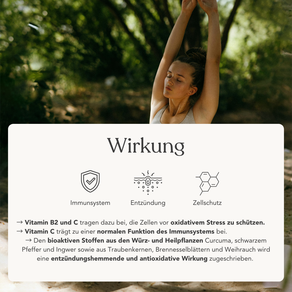 Eine Frau steht im Freien, die Augen geschlossen, die Arme über den Kopf erhoben. Im Vordergrund hebt Zell Komplex+ von Liebscher & Bracht hervor, wie seine Nährstoffe, wie Vitamin C, die Immunität und den Zellschutz für 2 Monate unterstützen.