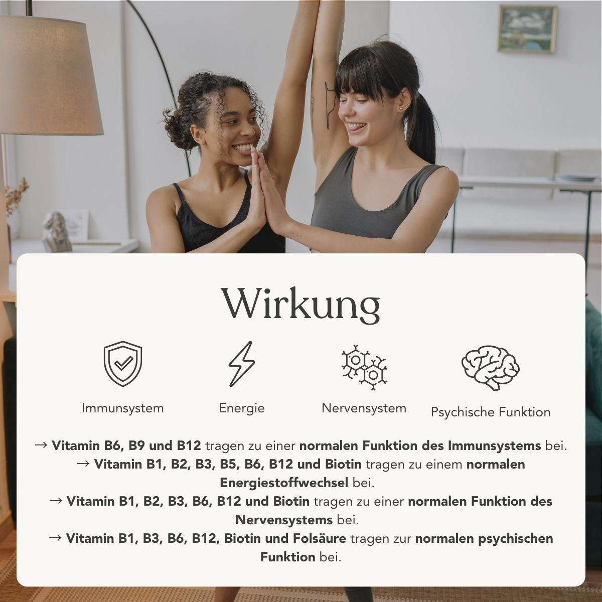Eine Frau in Trainingskleidung hilft einer anderen beim Dehnen in einem hellen Raum. Auf der Vorderseite hebt eine Grafik die Vorteile von Liebscher & Bracht Vitamin B12+ für 4 Monate für die Gesundheit des Immunsystems, die Energie, die Nerven und die geistige Funktion hervor.